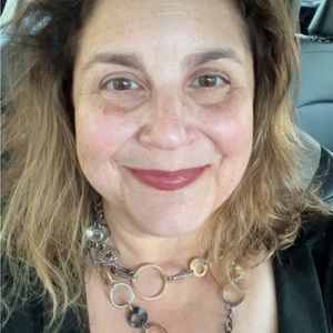 Meet your Posher, Lara